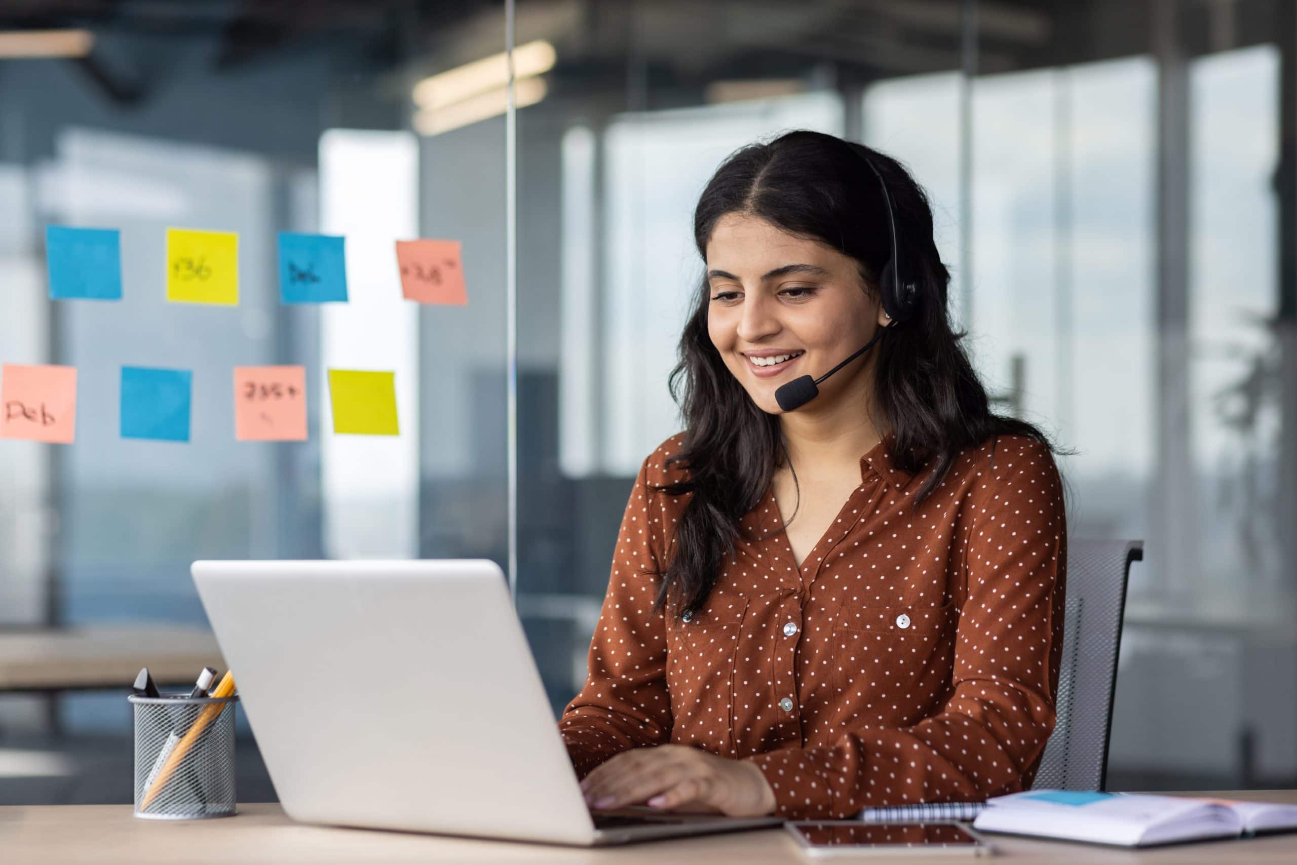 Conseillère en assistance visuelle avec un client