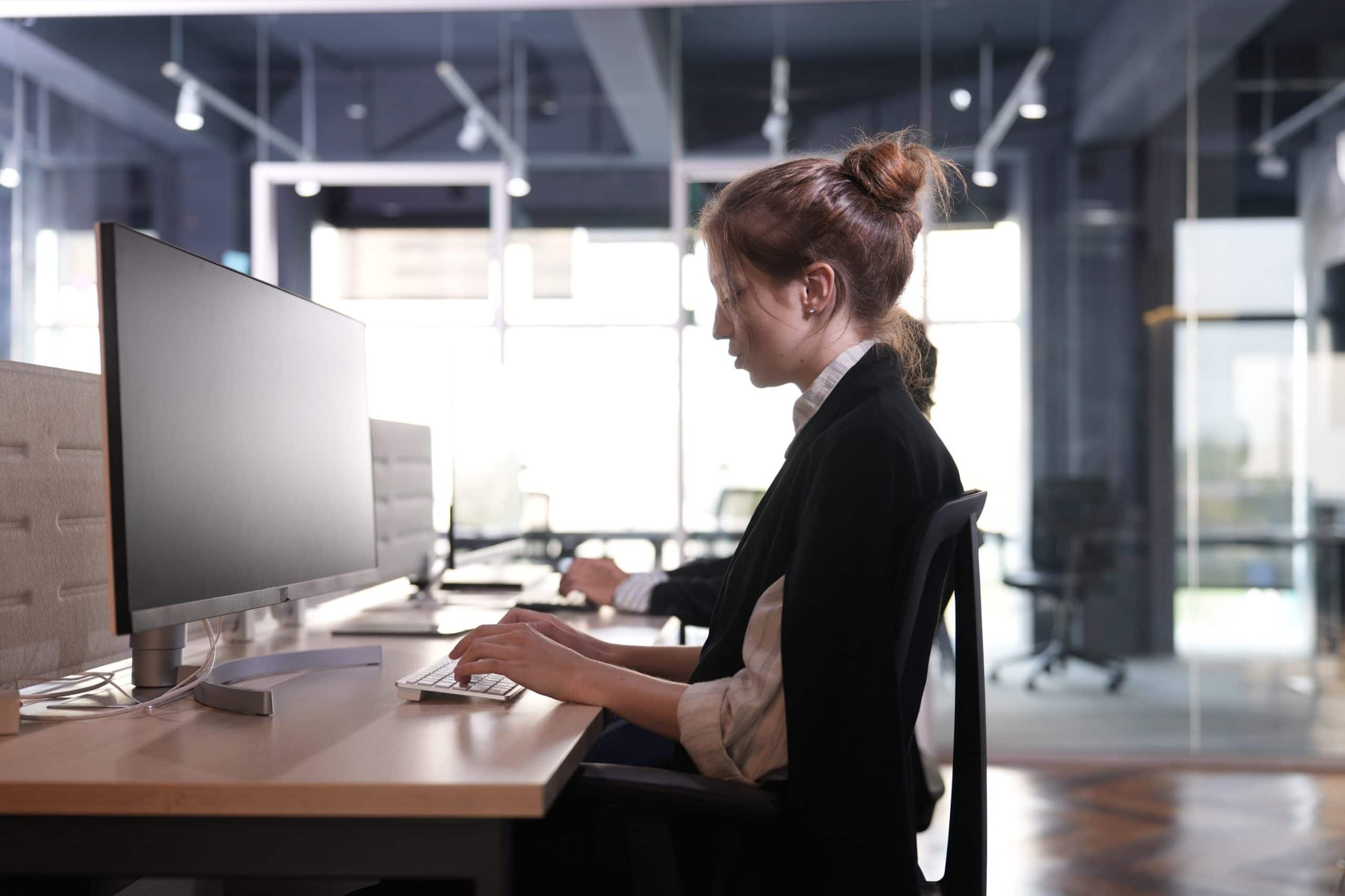 Live chat ou chatbot : lequel choisir pour votre relation client ?